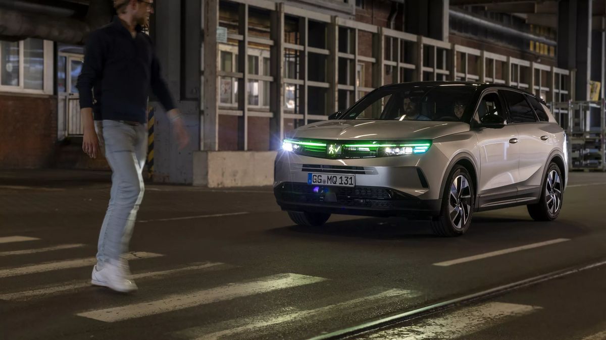 Auto, které koupíte i v Česku, začalo komunikovat s chodci. Stačí k tomu jednoduchý trik s maskou